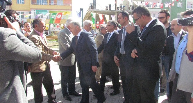 Bakan Arslan, Tuzluca’da esnaf ziyaretinde bulundu