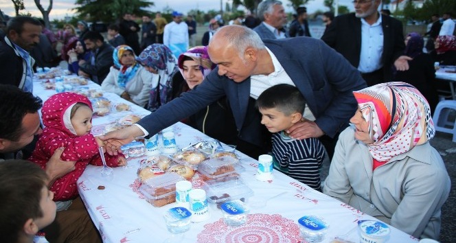 Karaman Belediyesinin ilk iftar sofrası Atatürk Mahallesi’nde kuruldu