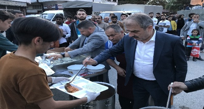 Başkan Dinç iftar yemeği dağıttı