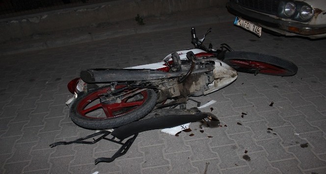 Karaman’da motosiklet park halindeki otomobile çarptı: 2 yaralı