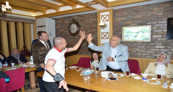 Vali Şentürk, engelli öğrencilerle iftar programında buluştu