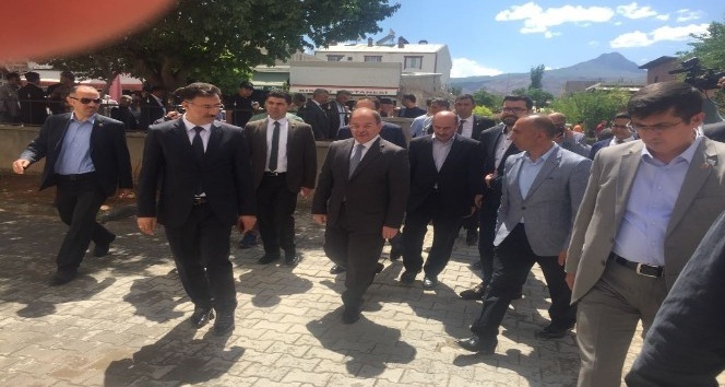Sağlık Bakanı Recep Akdağ, Tuzluca’da esnaf ziyaretinde bulundu