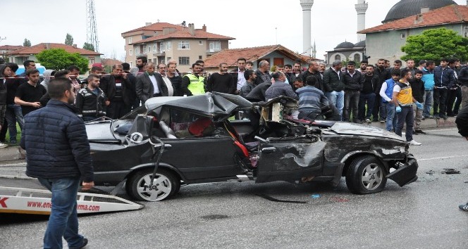 Otomobil kırmızı ışıkta bekleyen tıra çarptı: 2 ölü, 2 yaralı