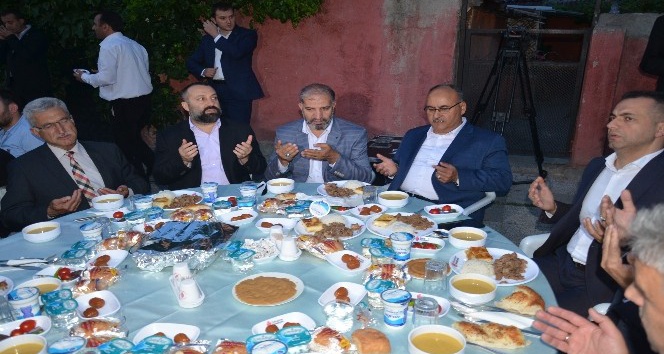 Ümraniye’de binlerce kişi açık havada iftar yaptı