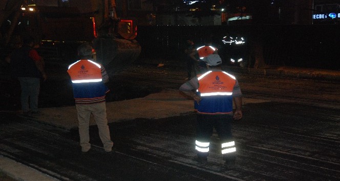 Beşiktaş’ta çöken yol 12 saatlik çalışmanın ardından trafiğe açıldı