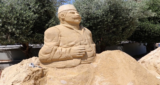 Kumdan dev heykeller büyülüyor