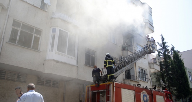 Antalya’da bir apartmanda çıkan yangında can pazarı yaşandı
