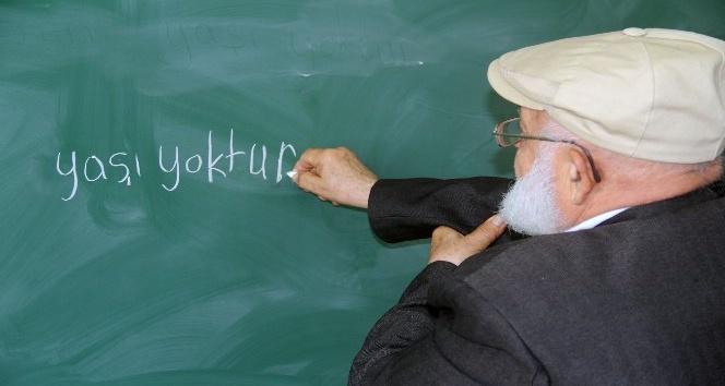 81 yaşındaki Bayram Dede’nin okuma aşkı