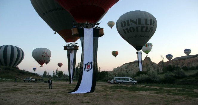 (ÖZEL HABER) Kapadokya’da balonlar Beşiktaş’ın şampiyonluğu için havalandı