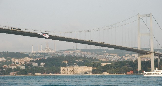 Beşiktaş’ın bayrağı köprüye asıldı