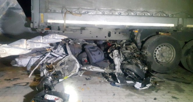 Otomobil tırın altına girdi: 2 ölü