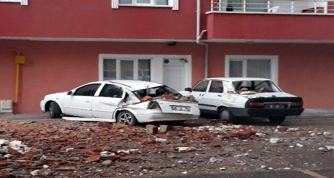 Yozgat’ta şiddetli rüzgar bir binanın çatısını uçurdu