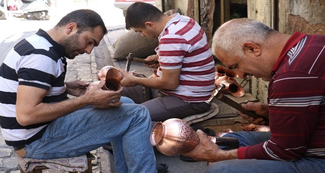 İnsan boyundaki bakır ibrik alıcısını bekliyor
