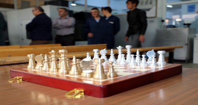 Yozgat’ta öğrenciler pirinç ve alüminyumdan satranç takımı üretti