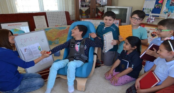 Okulu bir yıl boyunca engelli öğrencinin ayağına taşıdı