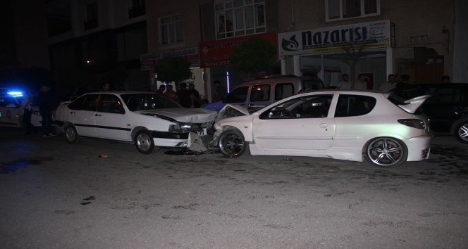 Karaman’da iki otomobil kafa kafaya çarpıştı: 9 yaralı