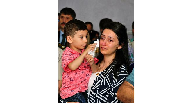 (Özel Haber) Şehidin 3 yaşındaki oğlu annesini gözyaşlarını silerek teselli etti