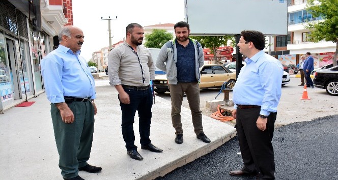 Aksaray Belediyesine vatandaşlardan asfalt teşekkürü