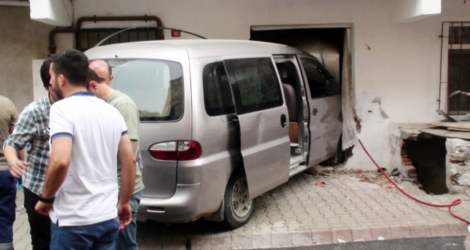 Sancaktepe’de kontrolden çıkan minibüs dehşet saçtı: 2 çocuk hayatını kaybetti