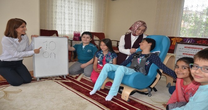 (Özel Haber)Engelli öğrencinin karnesini evinde verdiler