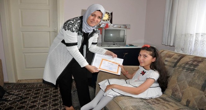 Karaman’da evde eğitim gören öğrencilere karneleri verildi