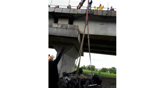 Köprüden uçan otomobilin sürücüsü öldü