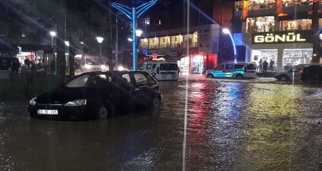 Gümüşhane’de sağanak yağış ve fırtına