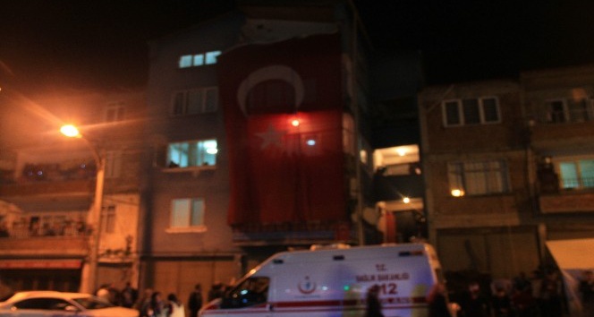 Şırnak şehidinin evine dev Türk Bayrağı asıldı.