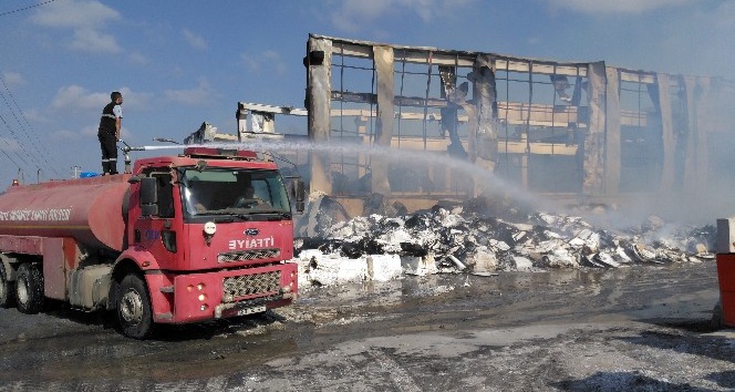 Osmaniye’deki kağıt fabrikası yangınında soğutma çalışmaları devam ediyor