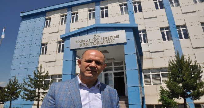 Rektör Özcan, LYS sınavı öncesinde kampus içerisinde inşaatları durdurdu