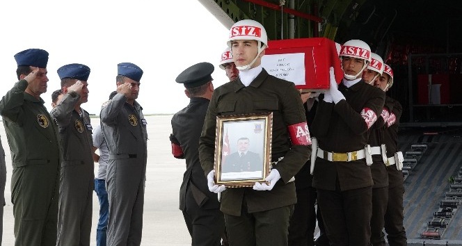 Rizeli şehit uzman çavuş Soner Fazlıoğlu’nun cenazesi Rize’ye gönderilmek üzere askeri uçakla Trabzon’a getirildi