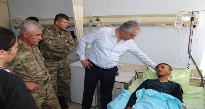 Vali Toprak yaralı asker ve korucuları ziyaret etti
