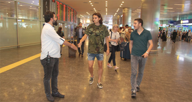 Milli futbolcu Enes Ünal’a havalimanında şok gözaltı