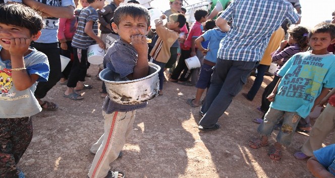 (Özel haber) Azez ve Cerablus’taki Suriyelilere iftarda 50 bin kişilik yemek dağıtılıyor