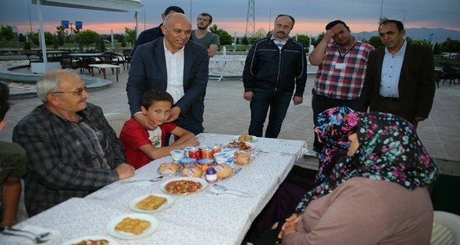 Karaman Belediyesi, öksüz ve yetimlere iftar yemeği verdi