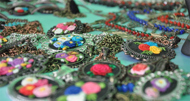 İğne oyası şekil değiştirip takıya dönüştü