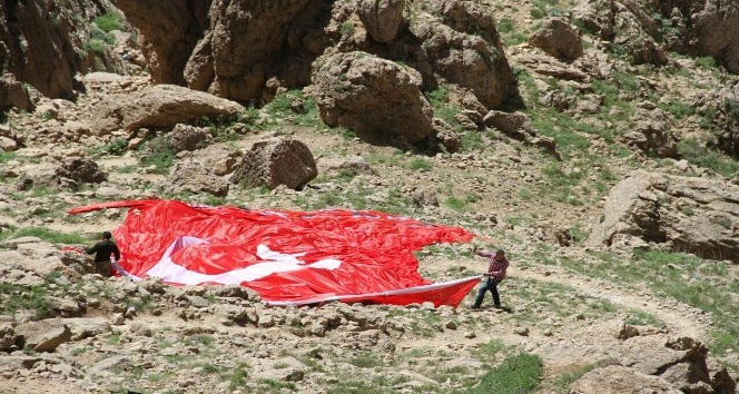 Trabzonlu vatandaş Mehmetçiğe moral için Kato Dağı’na Türk bayrakları çekti