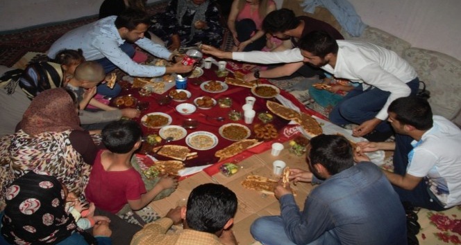 Haluk Levent’in sosyal medya grubu Suriyeli yoksul aile ile iftar yaptı