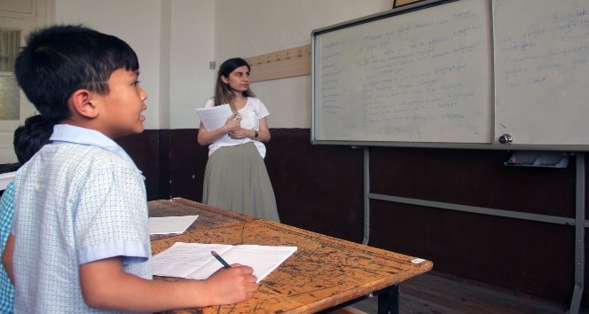 Savaşın çocukları Türkçe öğreniyor