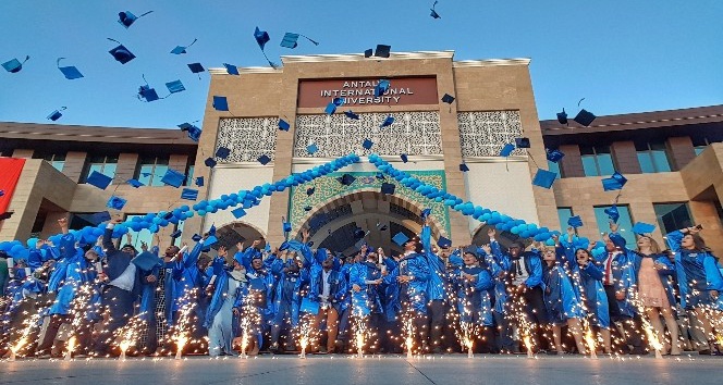 Uluslararası Antalya Üniversitesi ilk mezunlarını verdi