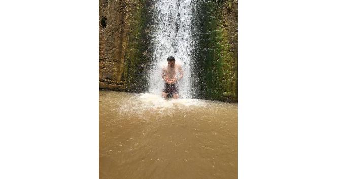 Şelale gençlerin serinlik kaynağı oldu