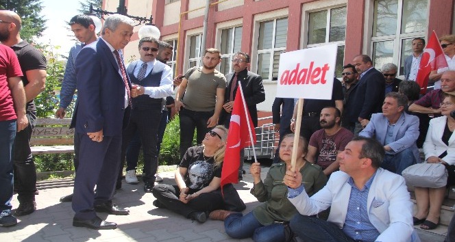 CHP’li vekil Özcan, adliye bahçesinde oturma eylemi yaptı