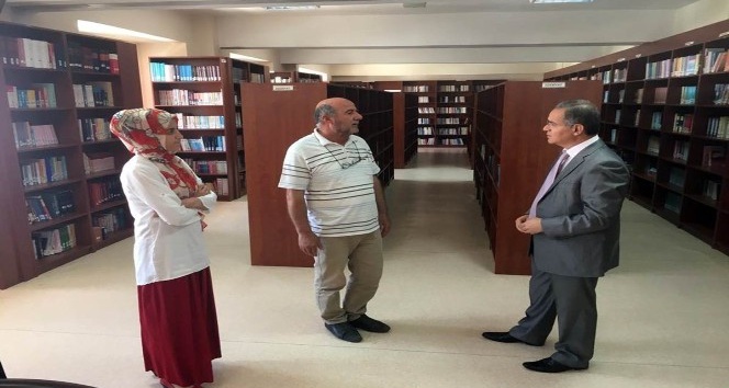 Vali Tapsız, Türkoloji Merkezi Türkçe Kütüphanesini gezdi