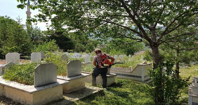 Reşadiye’de mezarlıklar bayrama hazırlanıyor