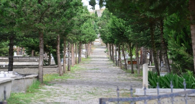 Erbaa’da mezarlıklarda bayram temizliği