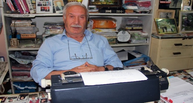Daktilosundan vazgeçemiyor