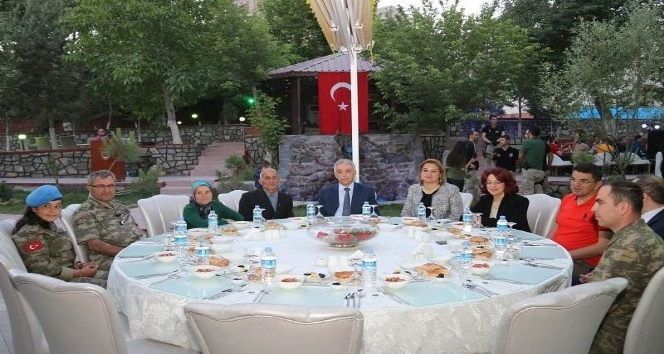 Mehmetçik’ten şehit ve gazi ailelere iftar yemeği