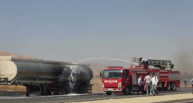 Nusaybin’de ham petrol yüklü tankerde yangın