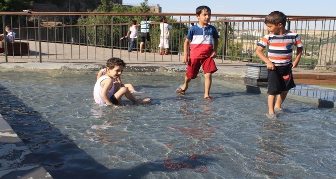 Çocuklar süs havuzlarında tehlikeye davetiye çıkarıyor