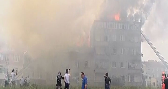 Sefaköy&#039;de iki evin çatısı alev alev yandı